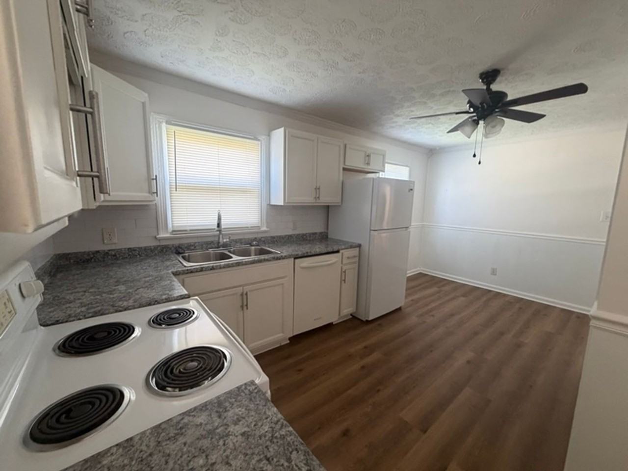 1307 E Moody Ave - Photo 3 of 12