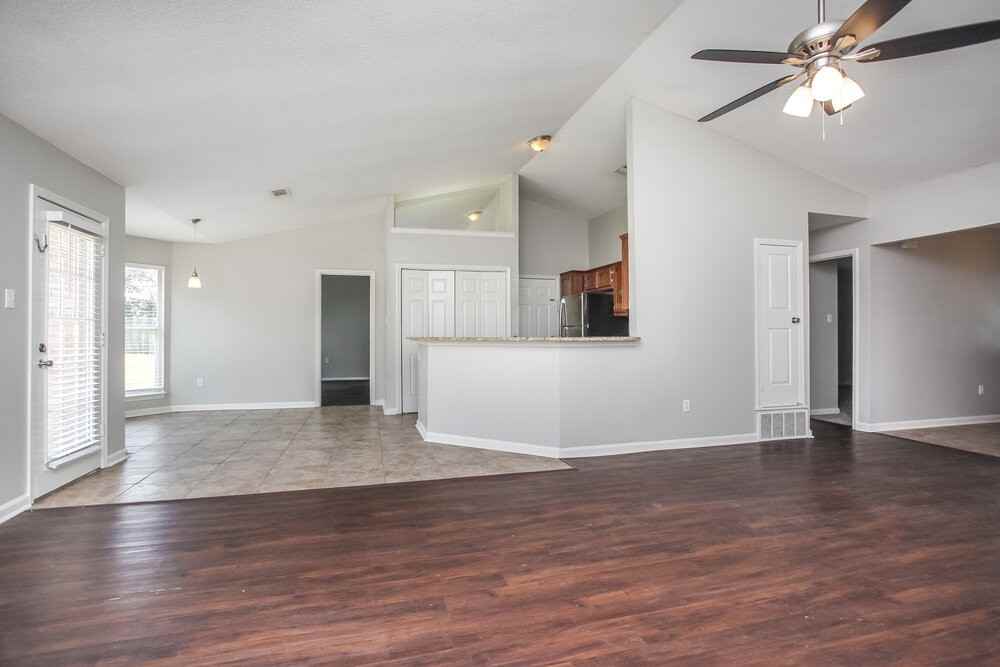 10431 Amanda Dr - Photo 3 of 16