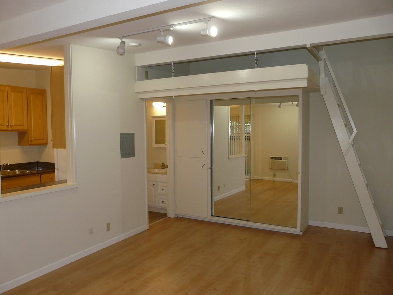 315 Easy St #10 - Photo 5 of 8