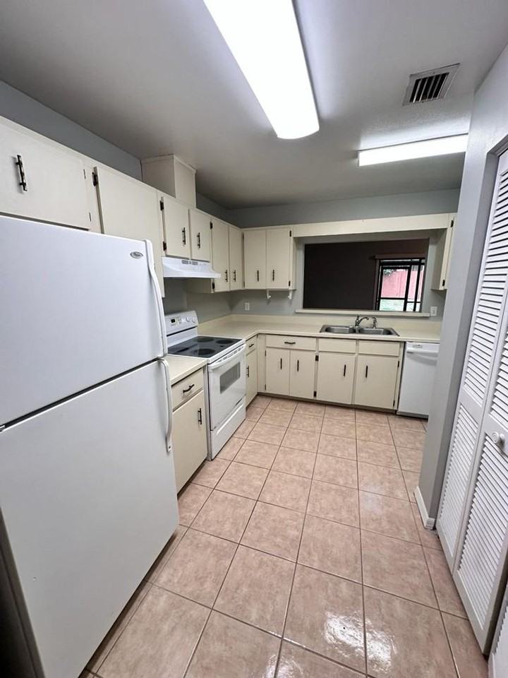 505 Bristol Dr - Photo 6 of 17