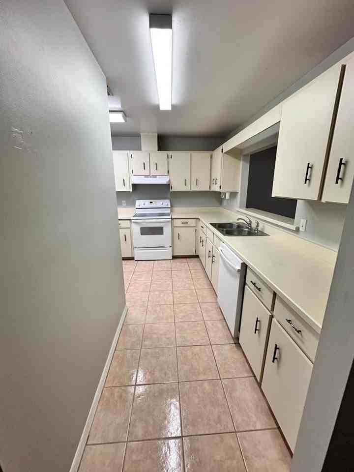 505 Bristol Dr - Photo 7 of 17