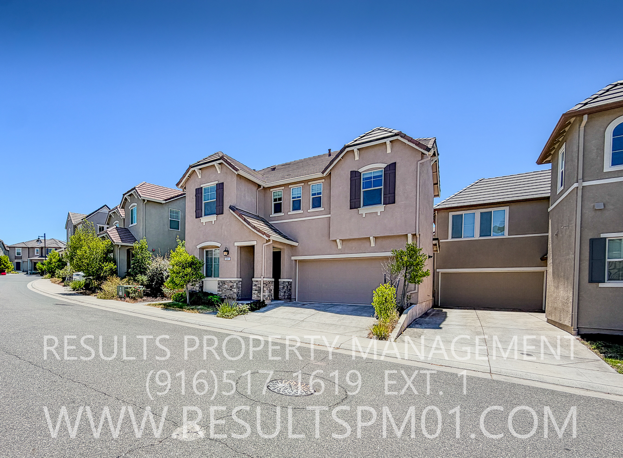 1041 Bridlewood Dr - Photo 2 of 30