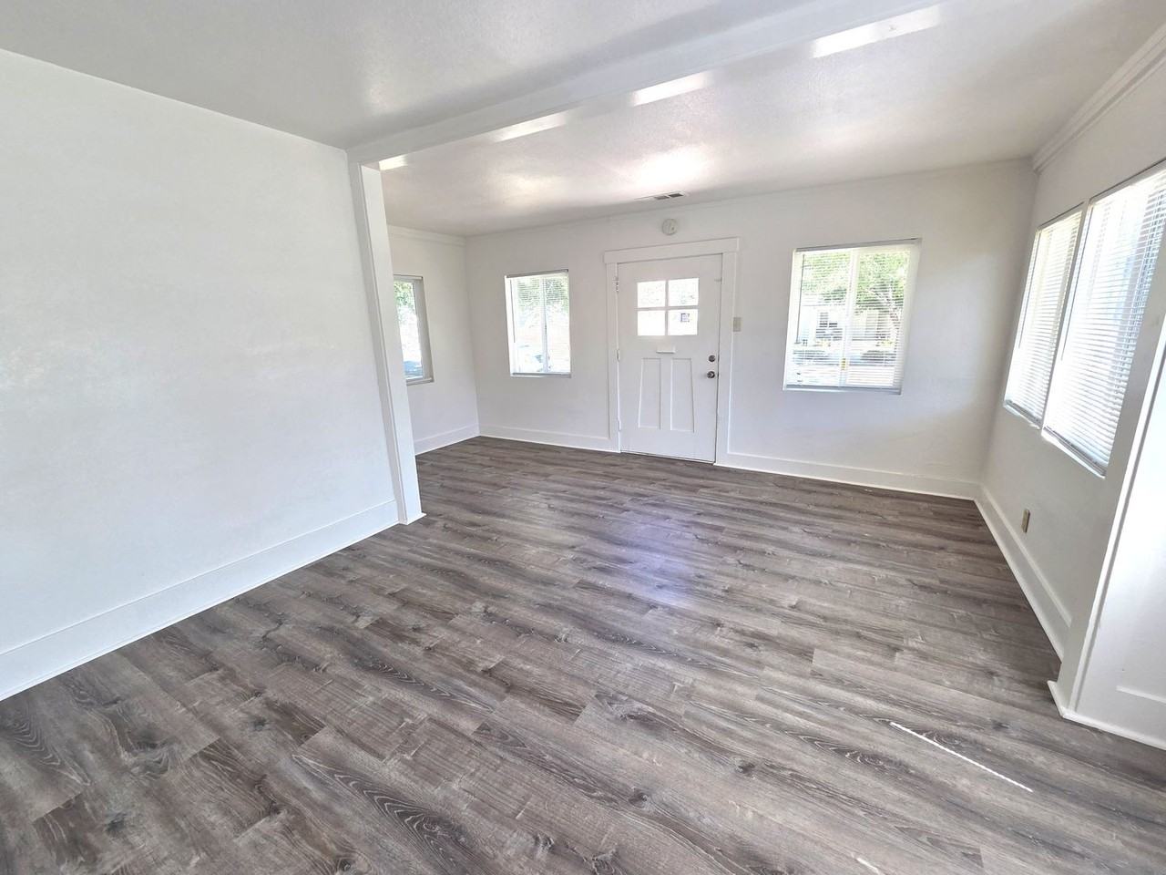 345 W Kanai Ave - Photo 2 of 15