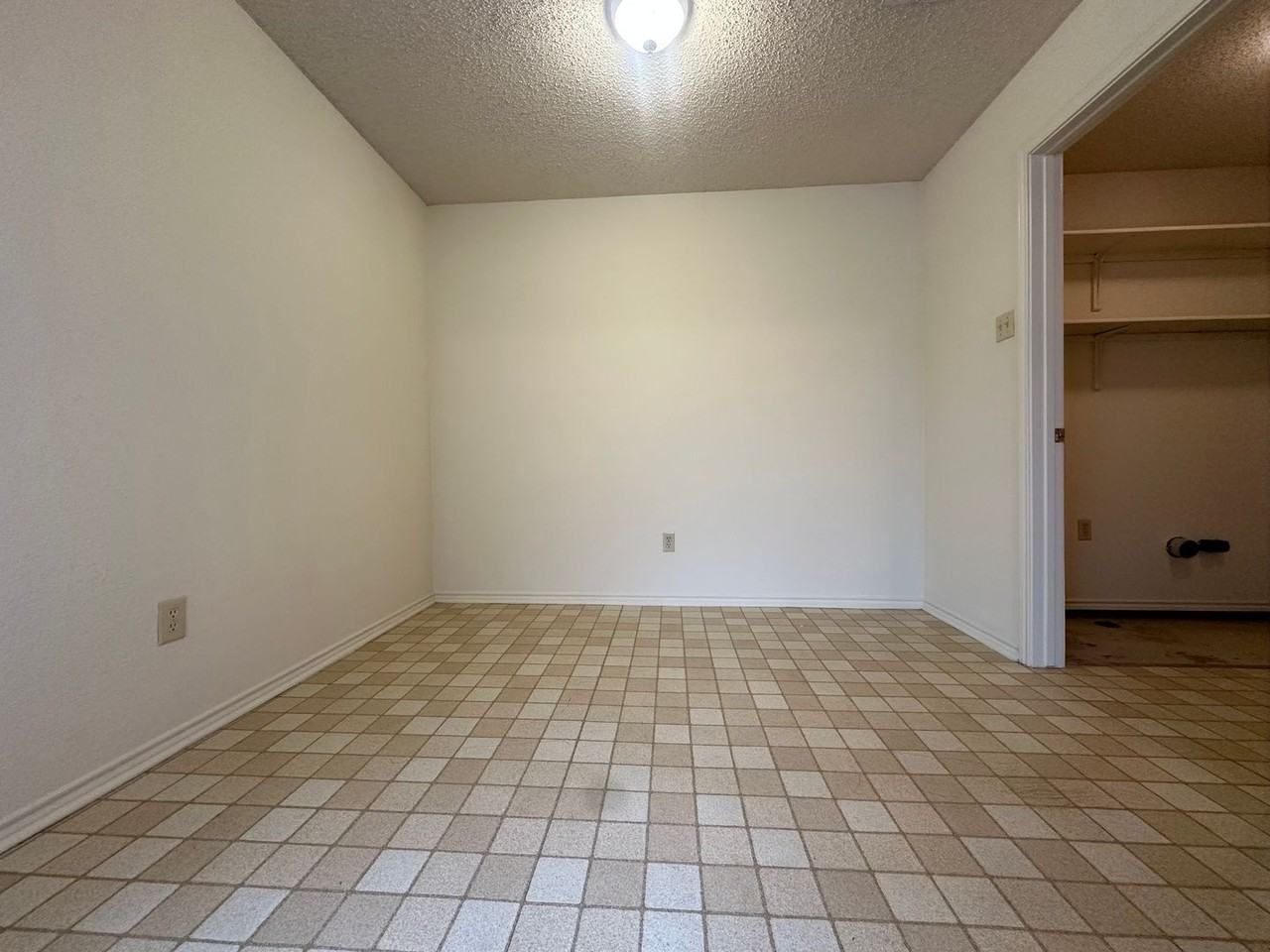 9117 Royal Ln - Photo 6 of 14