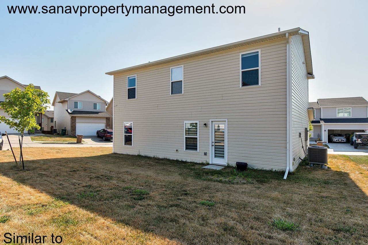 229 Maple Ave - Photo 3 of 29