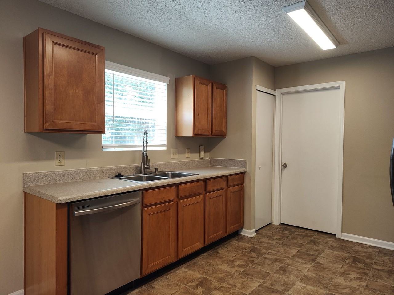 2038 Dunsmore Ln - Photo 5 of 25