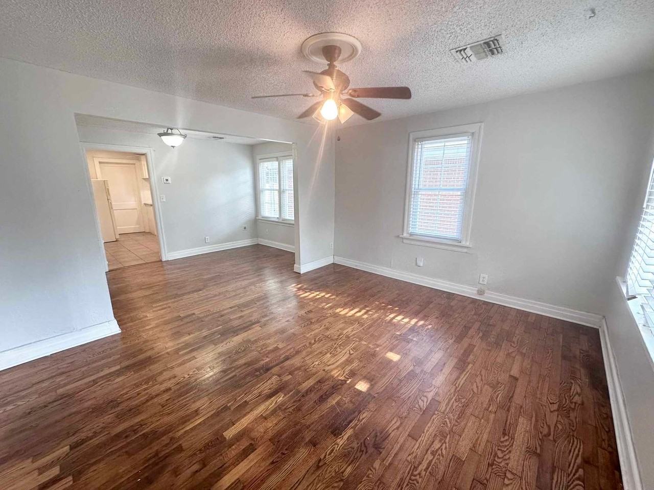 4605 N Hammond Ave - Photo 2 of 22