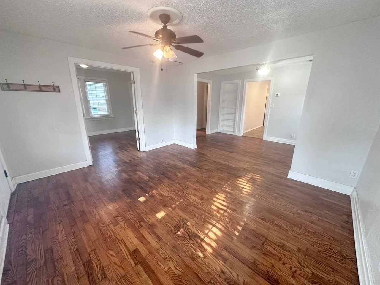 4605 N Hammond Ave - Photo 3 of 22