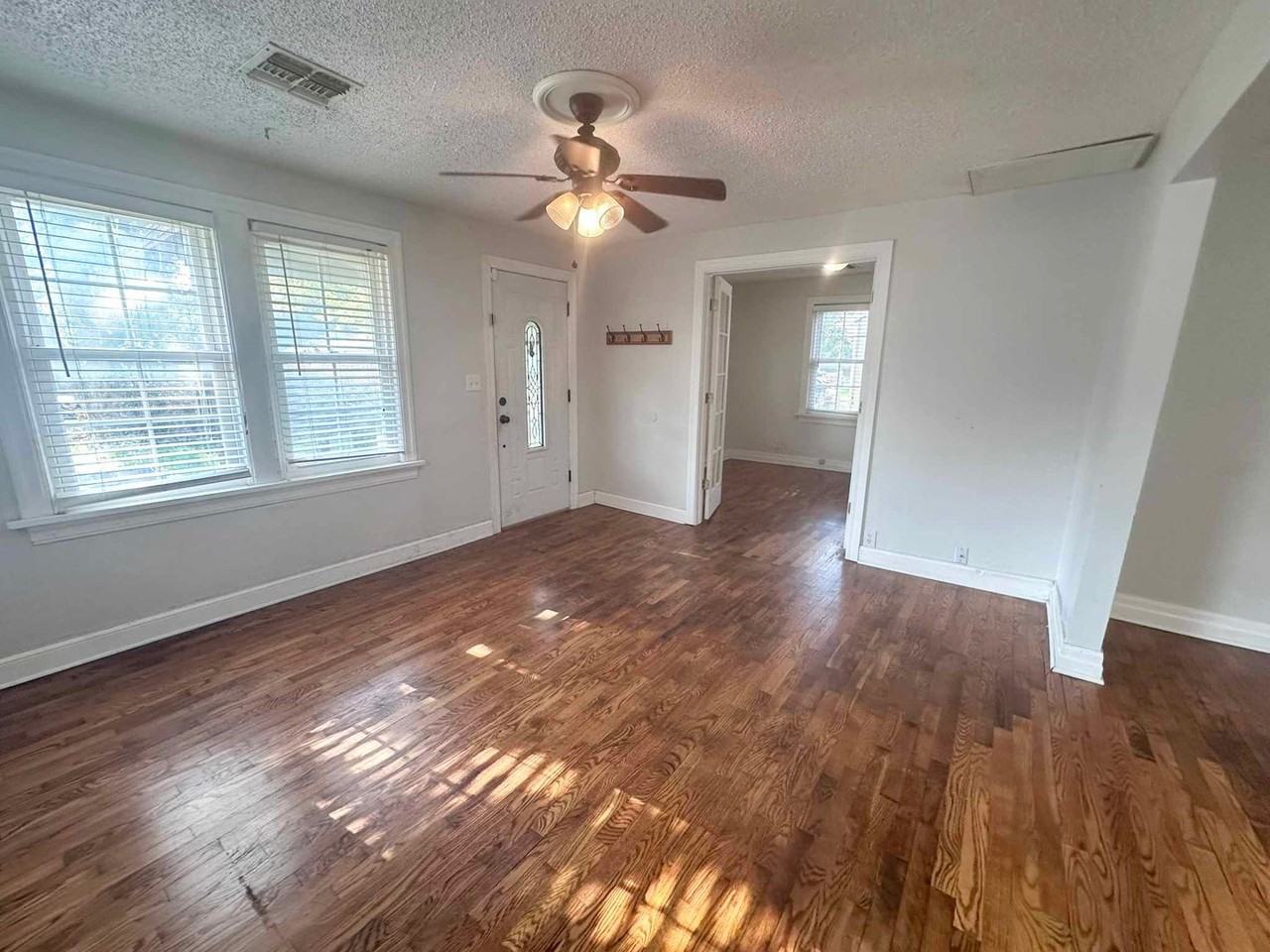4605 N Hammond Ave - Photo 4 of 22