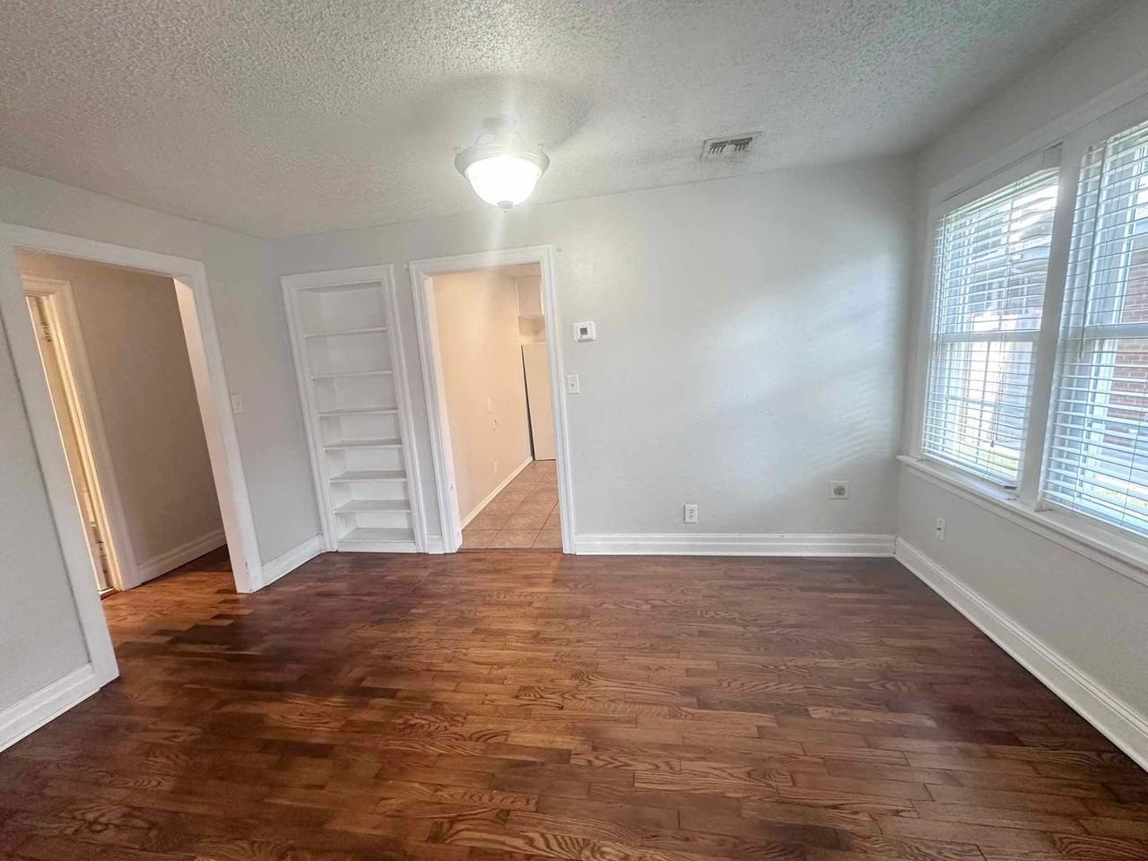 4605 N Hammond Ave - Photo 5 of 22