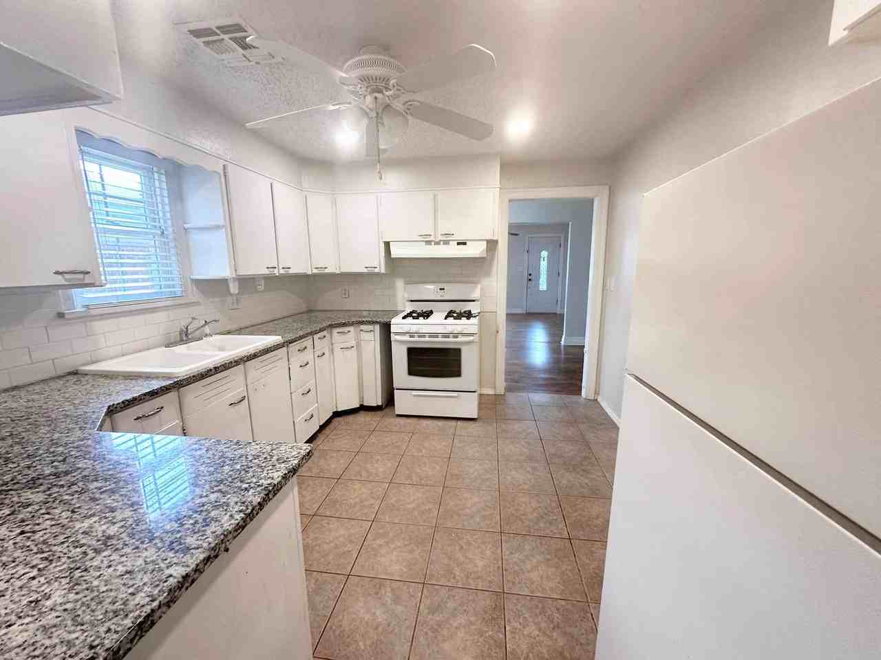 4605 N Hammond Ave - Photo 7 of 22