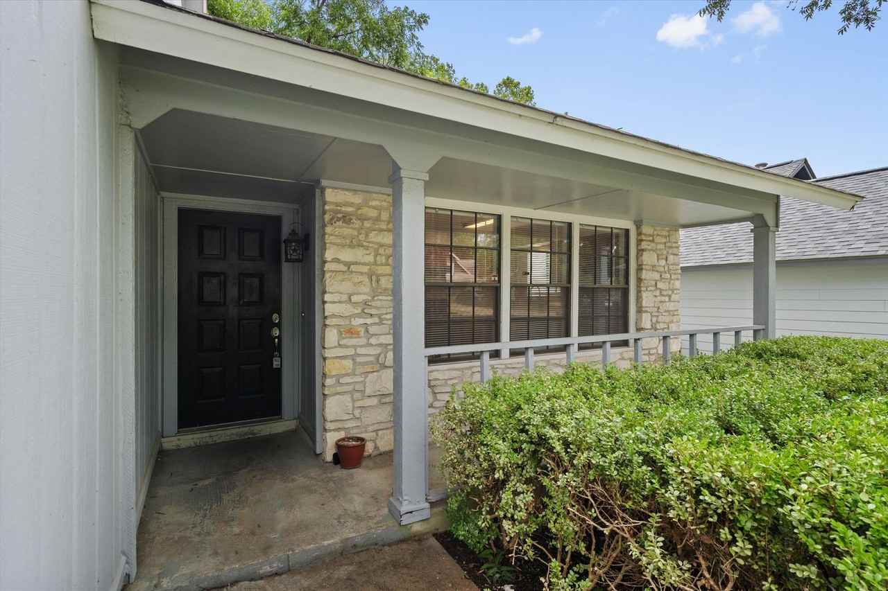 9901 Willers Way - Photo 4 of 33