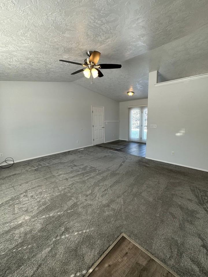 723 Laleene Dr - Photo 6 of 32
