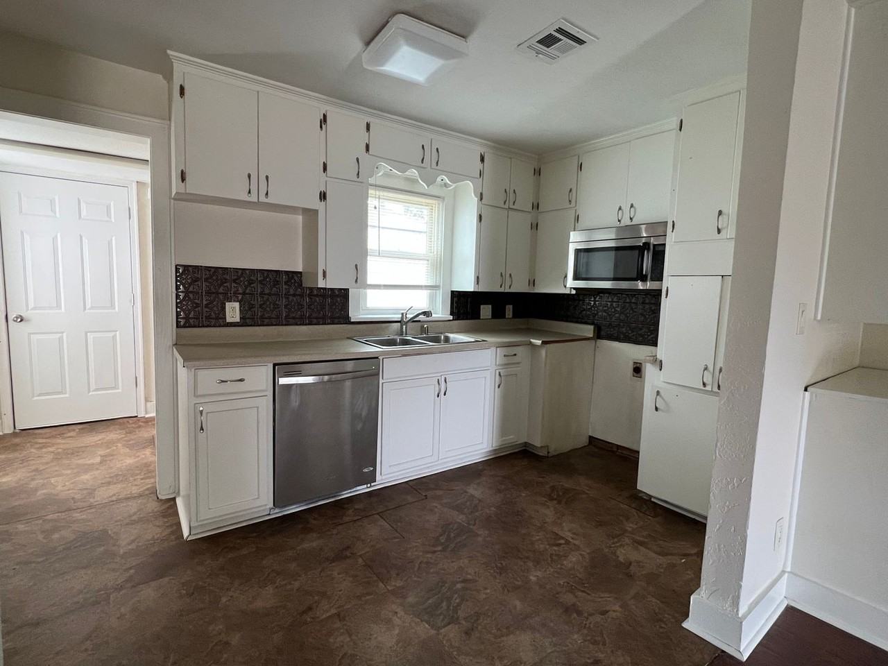 1601 Nw Bell Ave - Photo 3 of 7