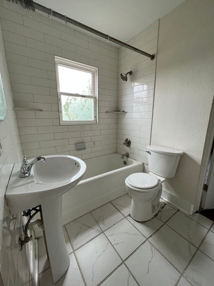 1601 Nw Bell Ave - Photo 6 of 7