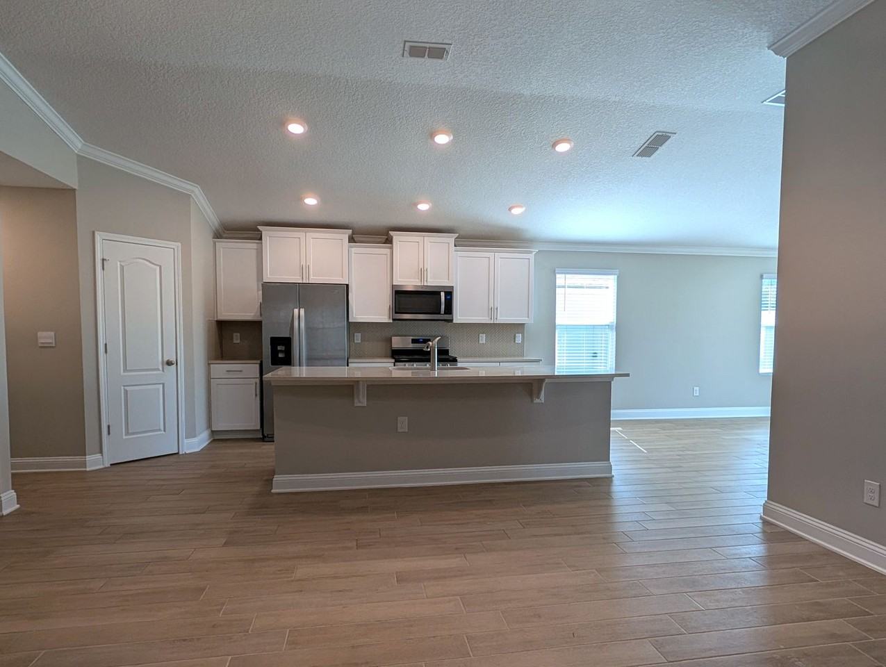 768 Narvarez Ave - Photo 5 of 36