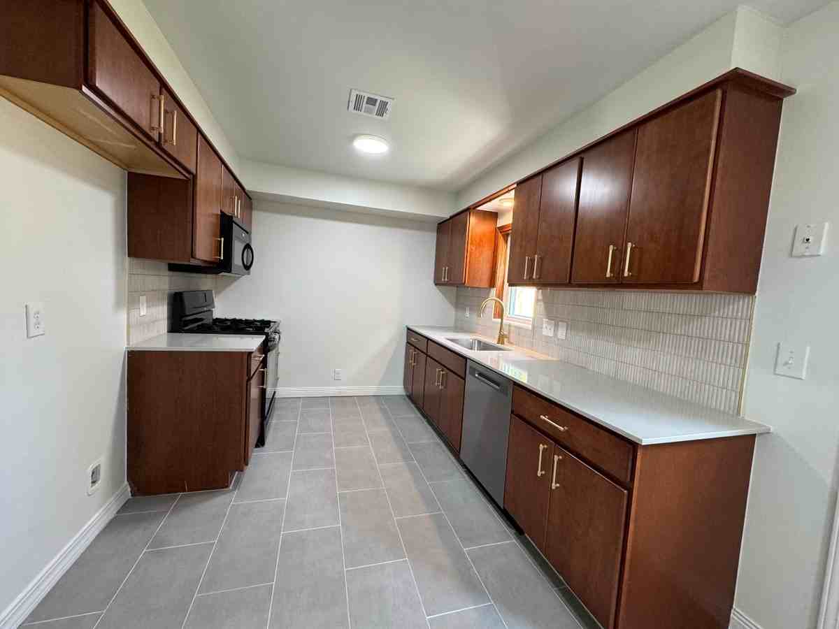 1119 W Eufaula St #1 - Photo 3 of 14