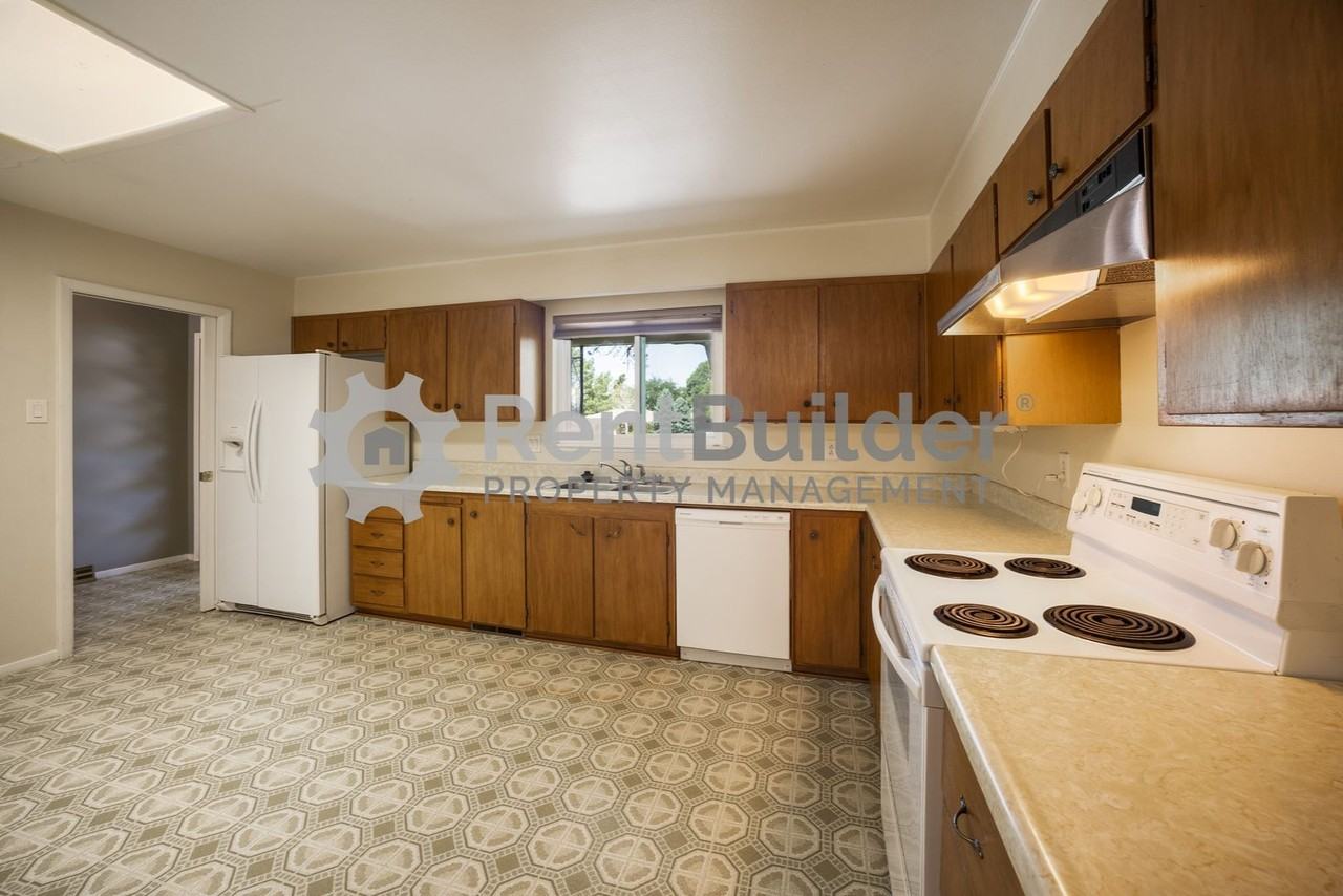 6504 Loftus Ave Ne - Photo 6 of 23