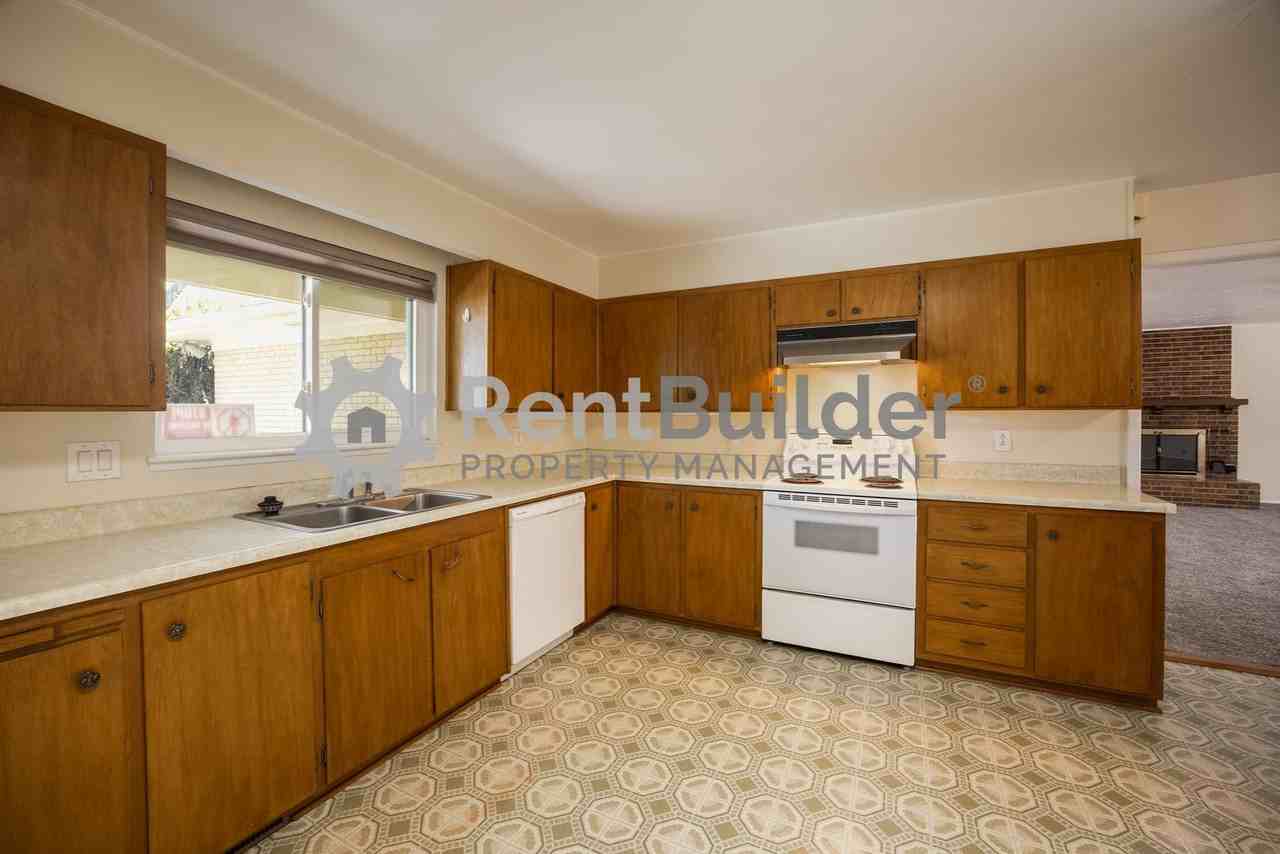 6504 Loftus Ave Ne - Photo 5 of 23