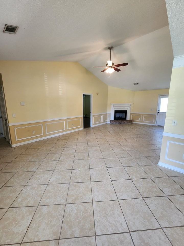 1060 Desert Shield St - Photo 4 of 17