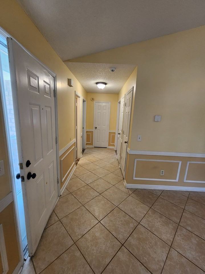 1060 Desert Shield St - Photo 5 of 17