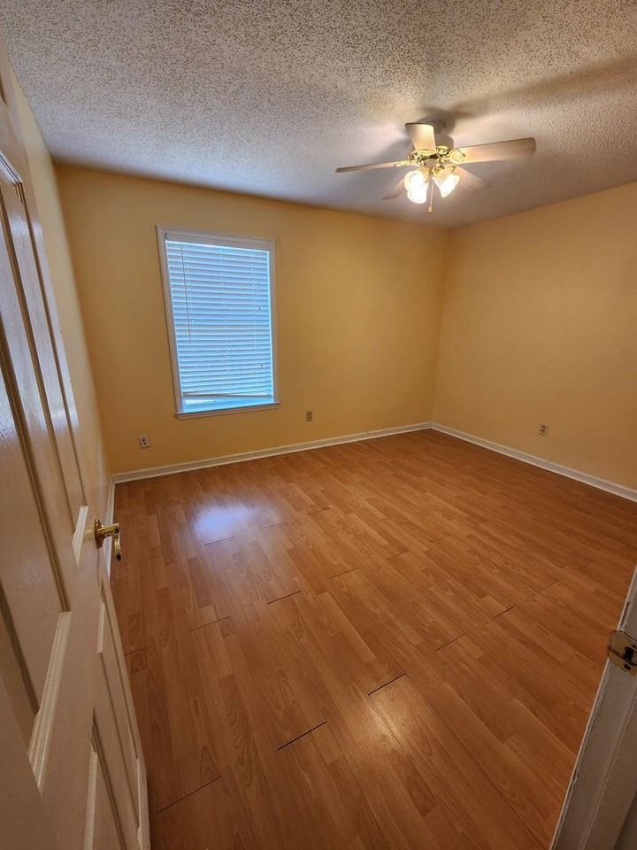 1060 Desert Shield St - Photo 7 of 17