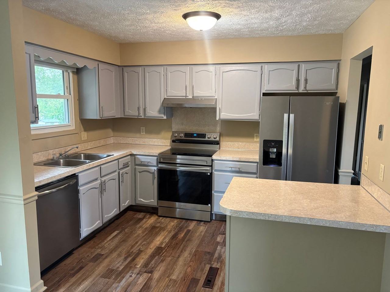 13718 Polk St - Photo 3 of 7
