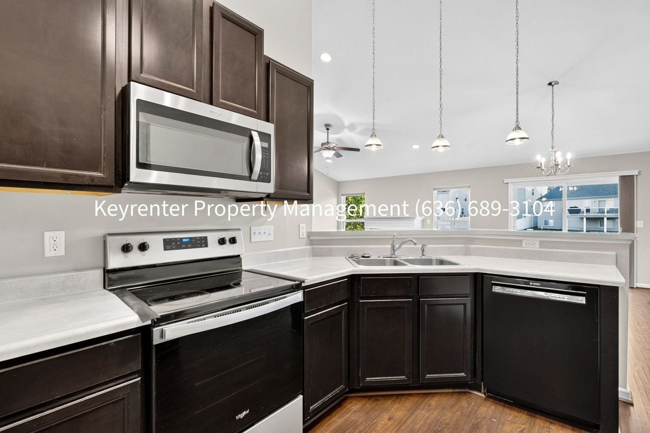 411 Angelique Ct - Photo 3 of 40