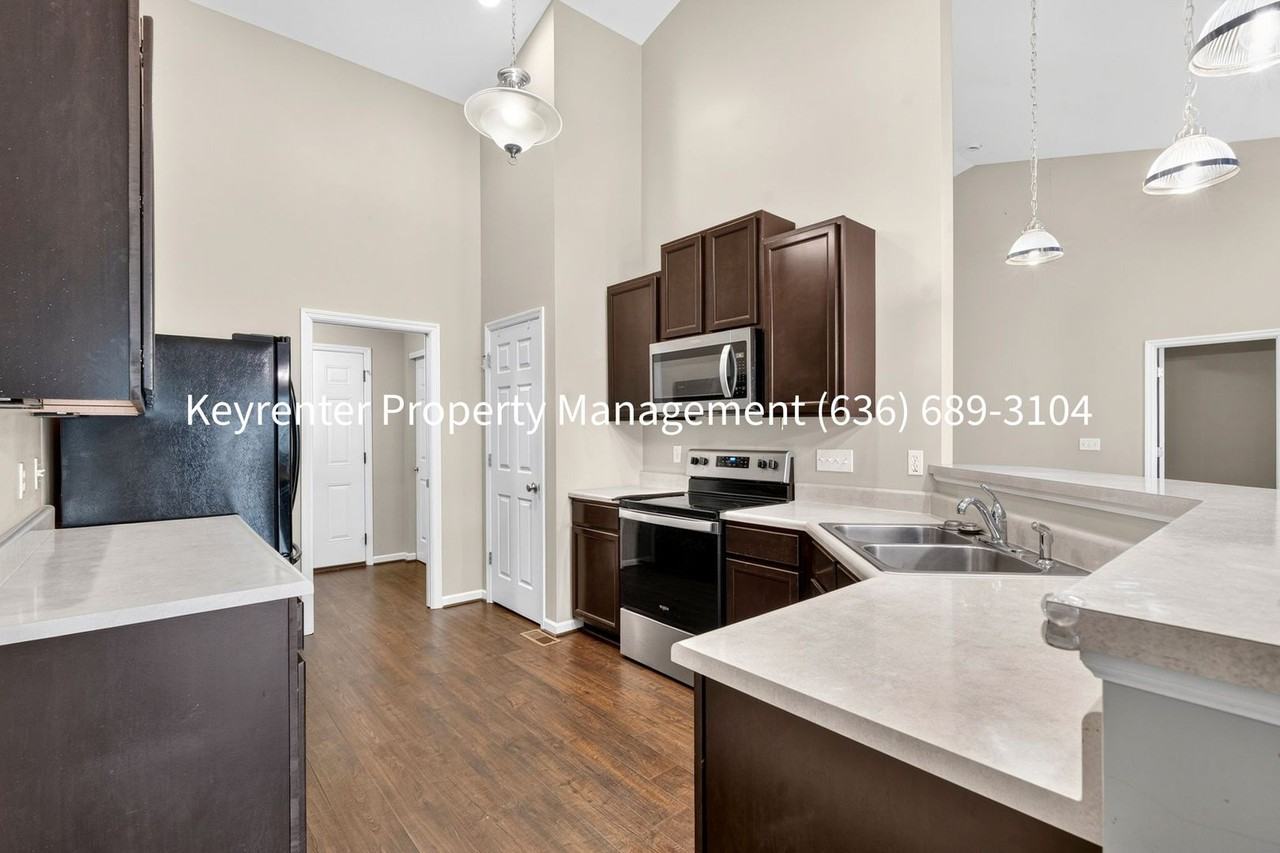 411 Angelique Ct - Photo 4 of 40