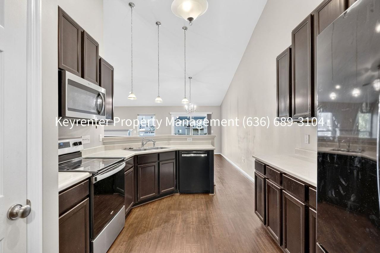 411 Angelique Ct - Photo 5 of 40