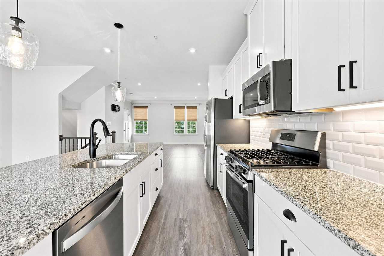 523 E Union St - Photo 6 of 29