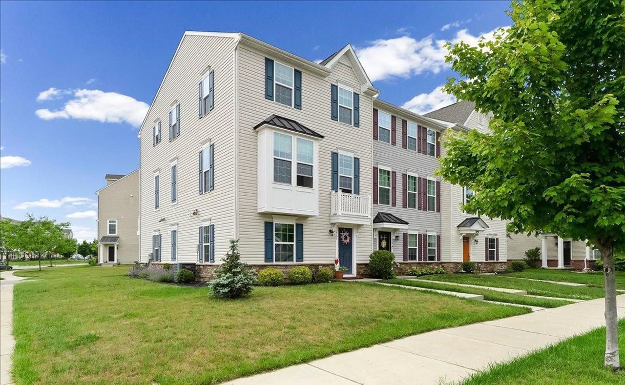 331 S Parkway Dr - Photo 2 of 4
