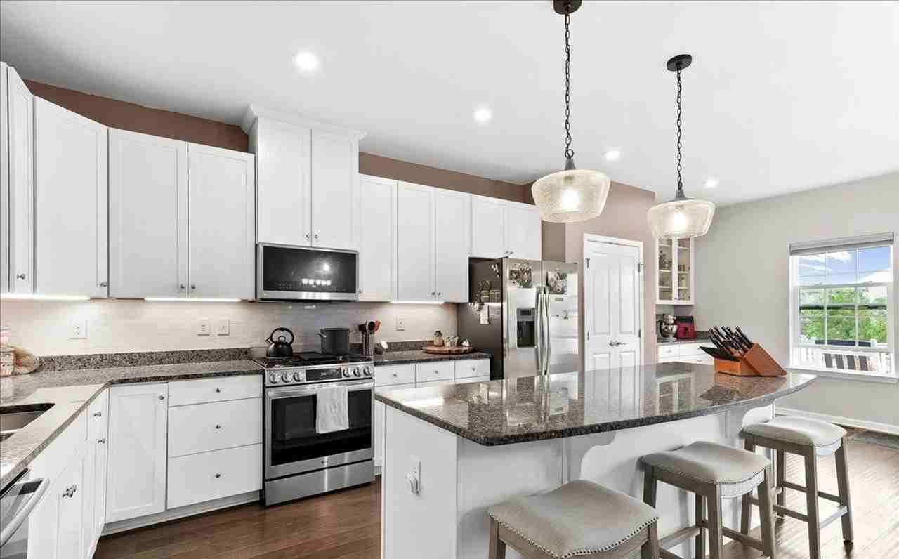 331 S Parkway Dr - Photo 3 of 4
