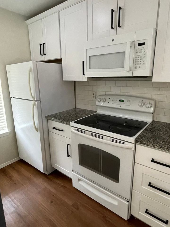 730 W Collins St - Photo 2 of 15