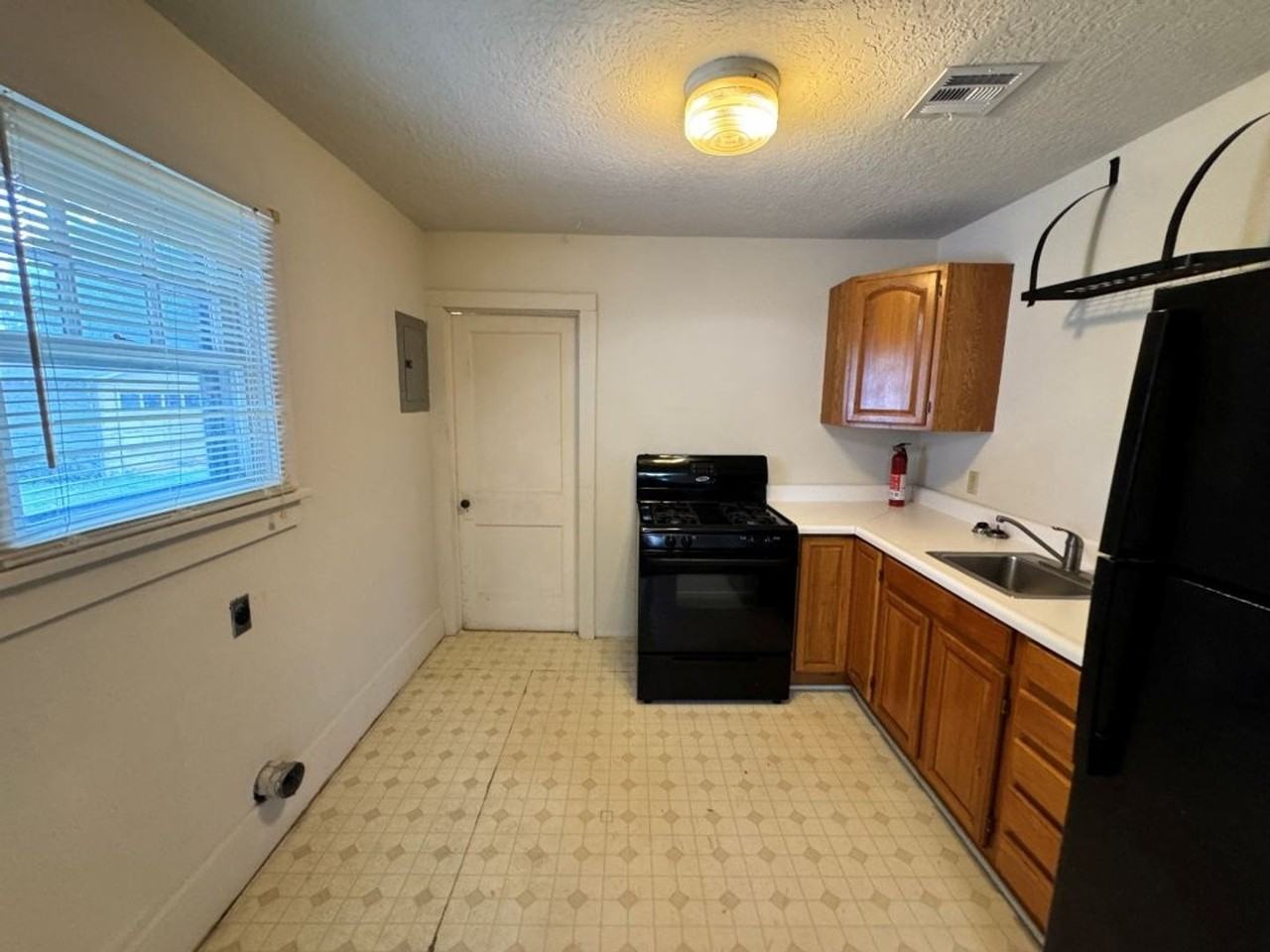 1607 Jenkins Ave - Photo 4 of 10