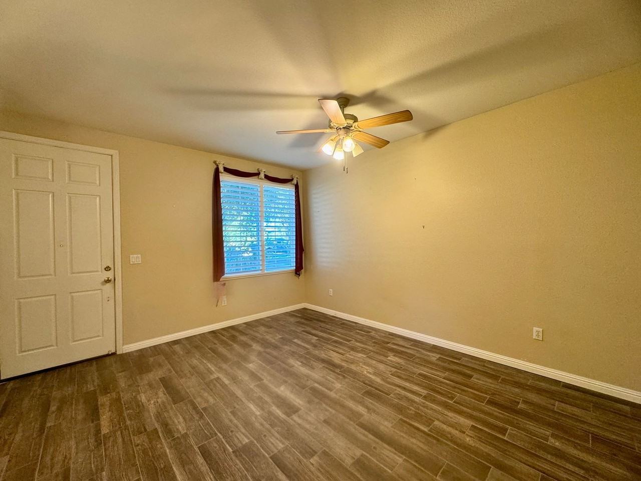 304 Esplanade Cir - Photo 2 of 44
