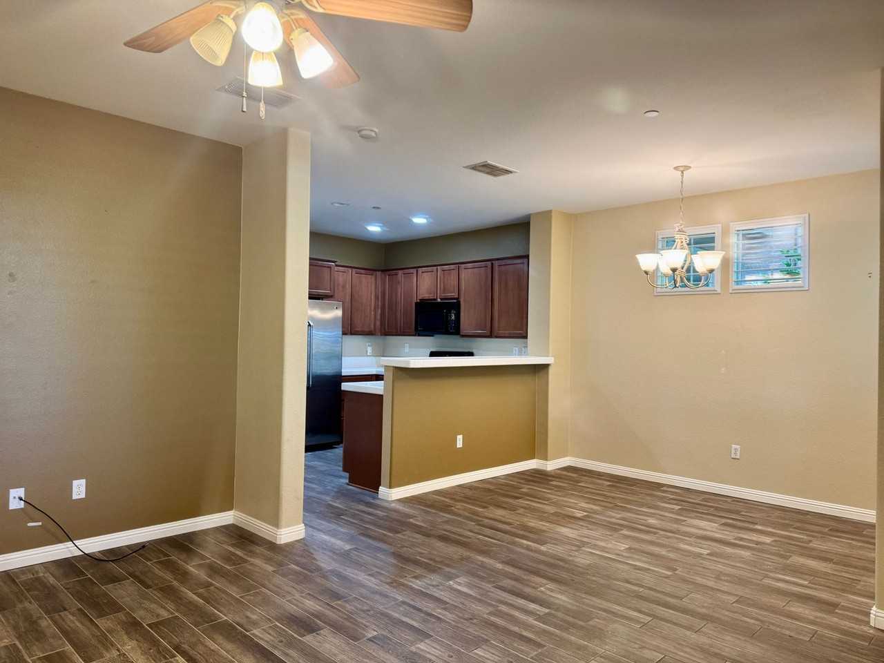 304 Esplanade Cir - Photo 4 of 44