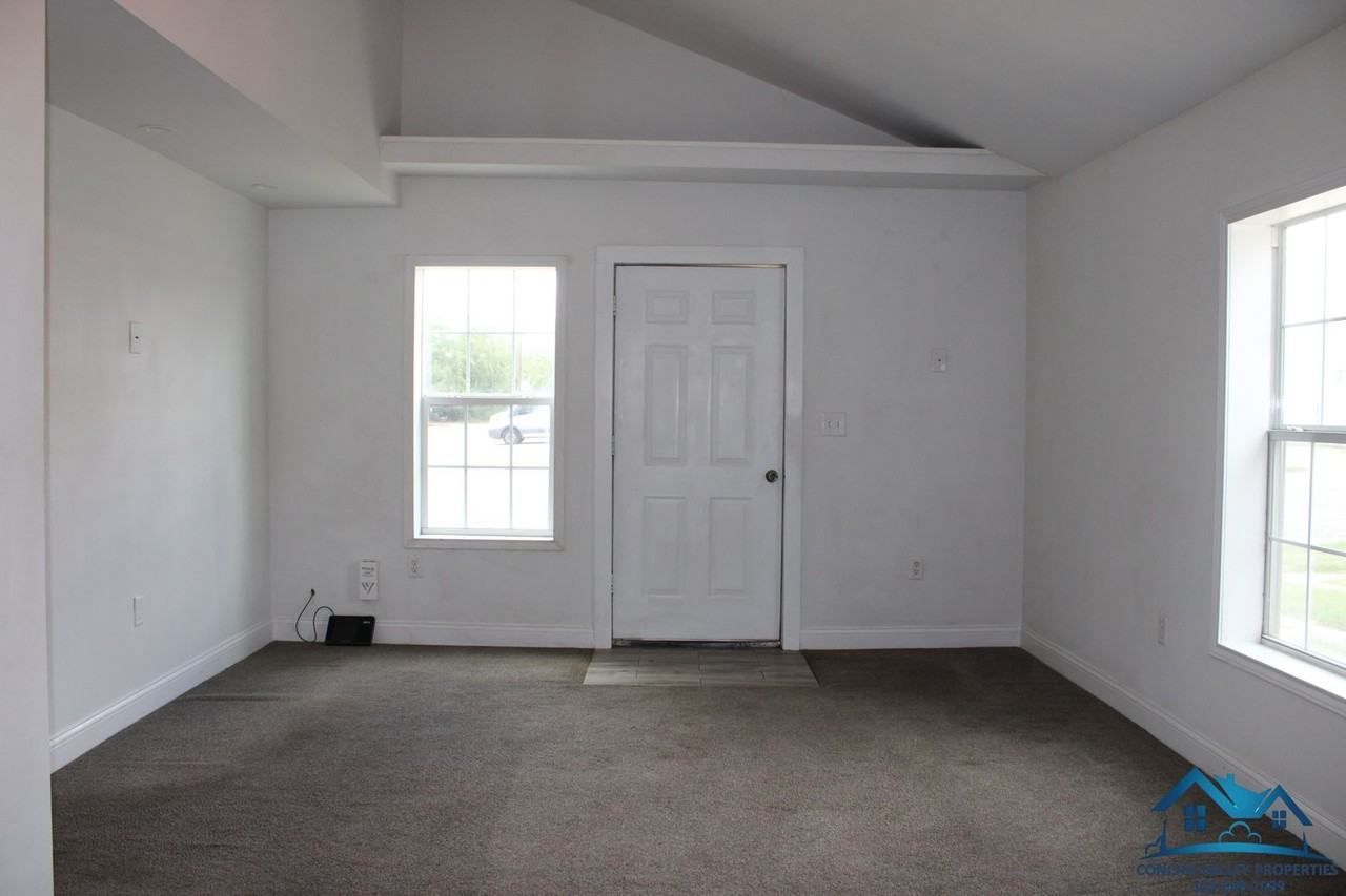 1312 S Chadbourne St - Photo 2 of 9