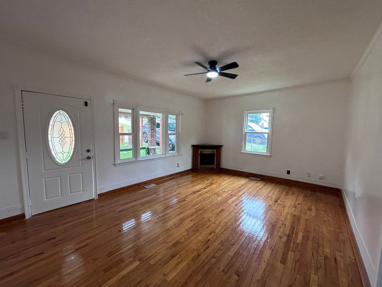 435 Lawrence St - Photo 2 of 23