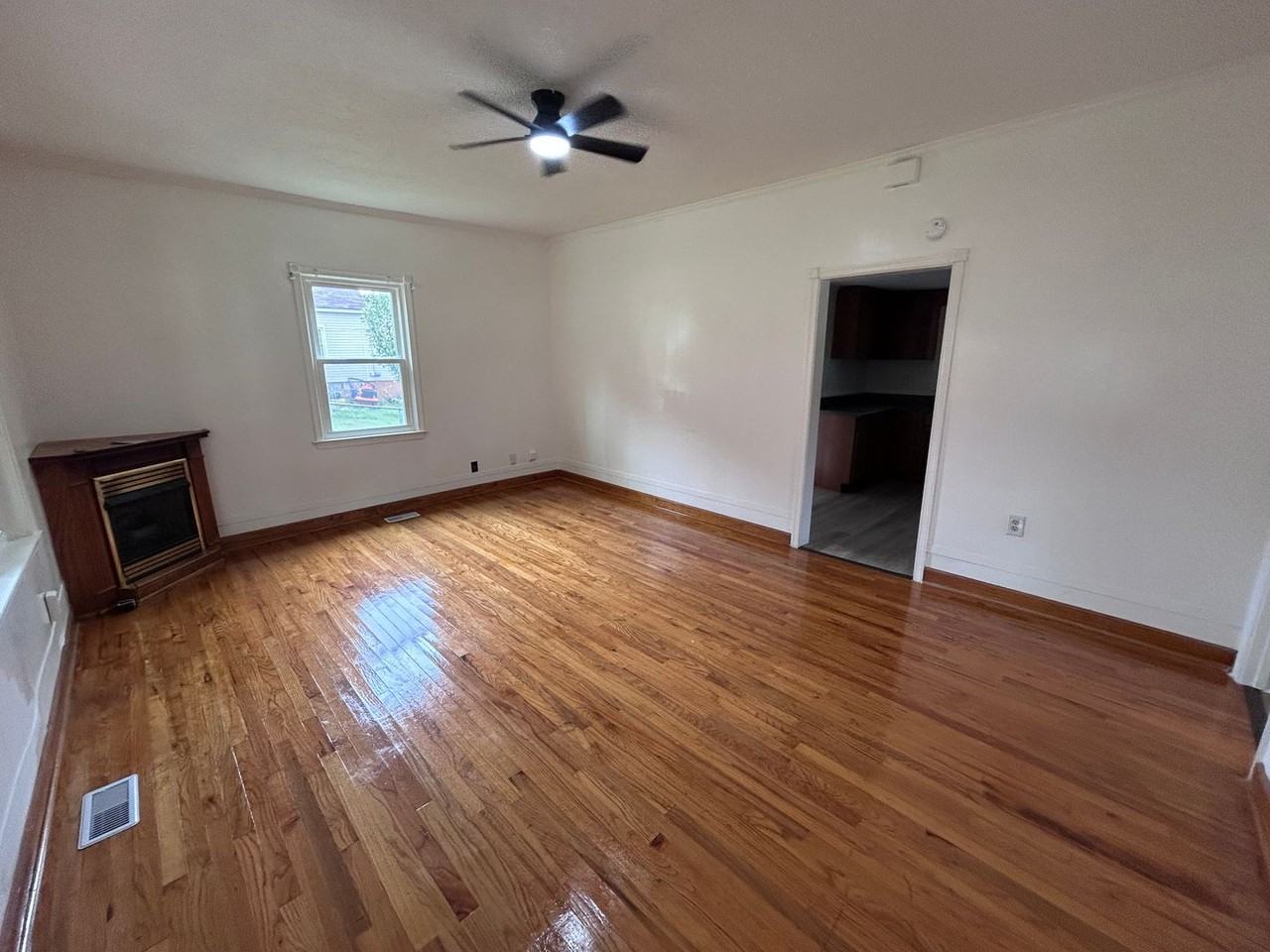 435 Lawrence St - Photo 3 of 23