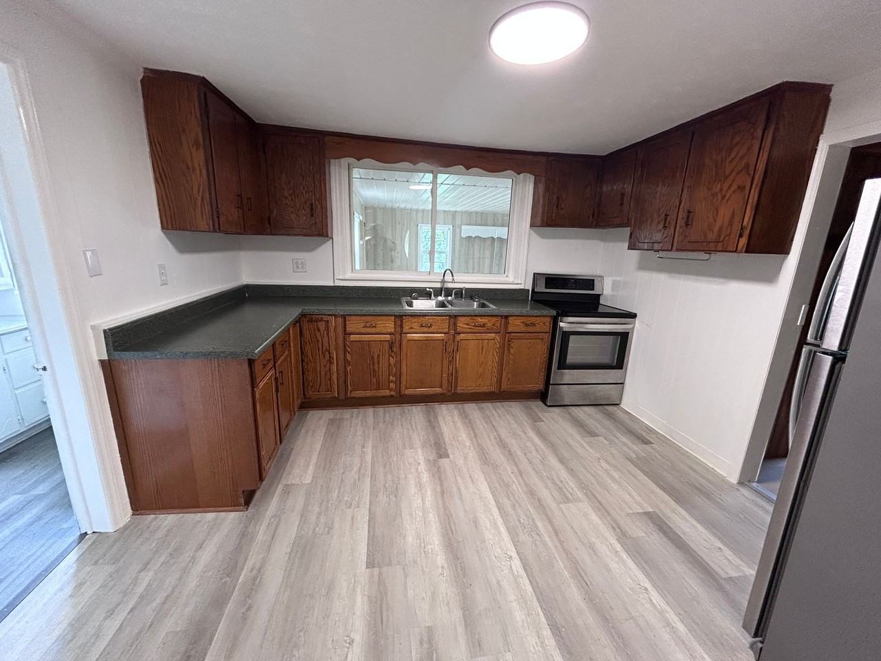 435 Lawrence St - Photo 4 of 23