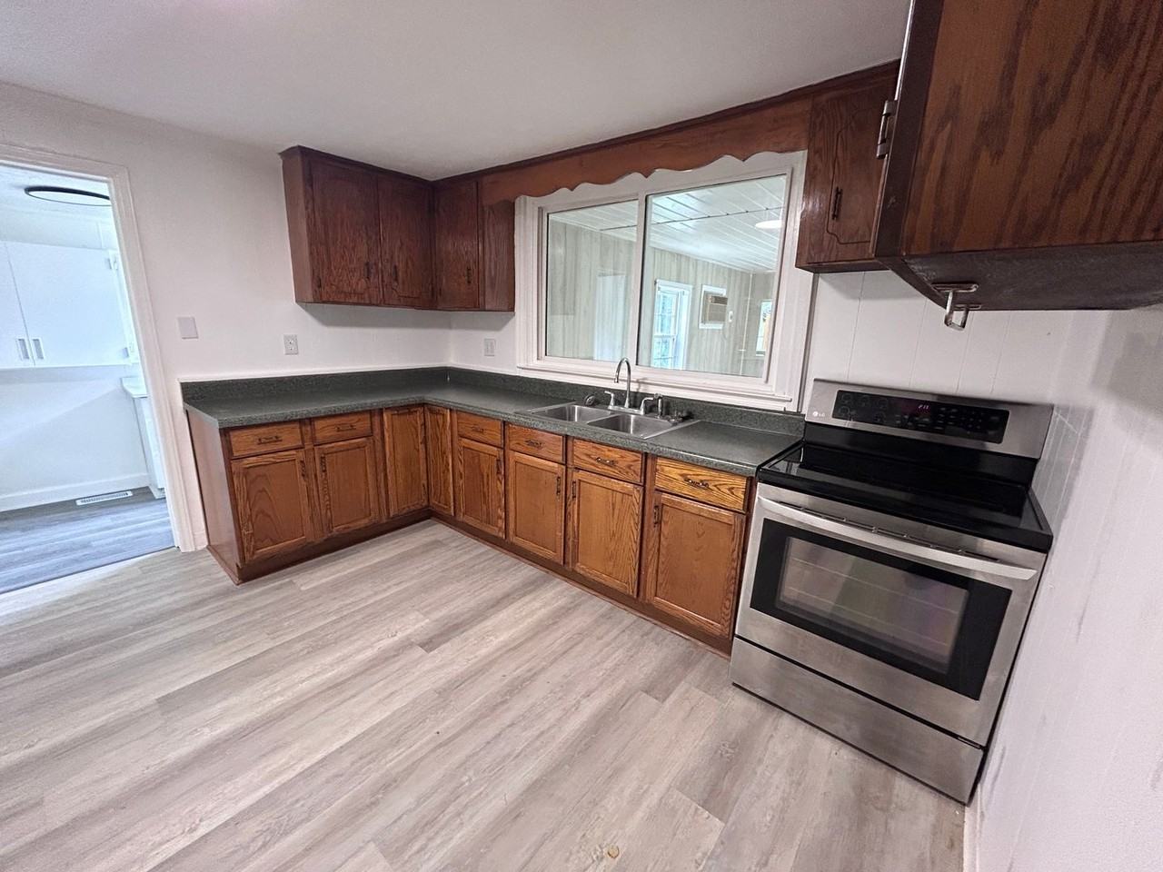 435 Lawrence St - Photo 7 of 23