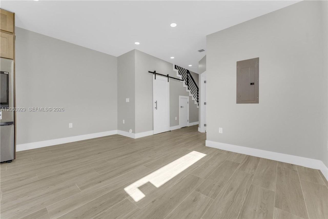 1816 Nw 49th St - Photo 5 of 16