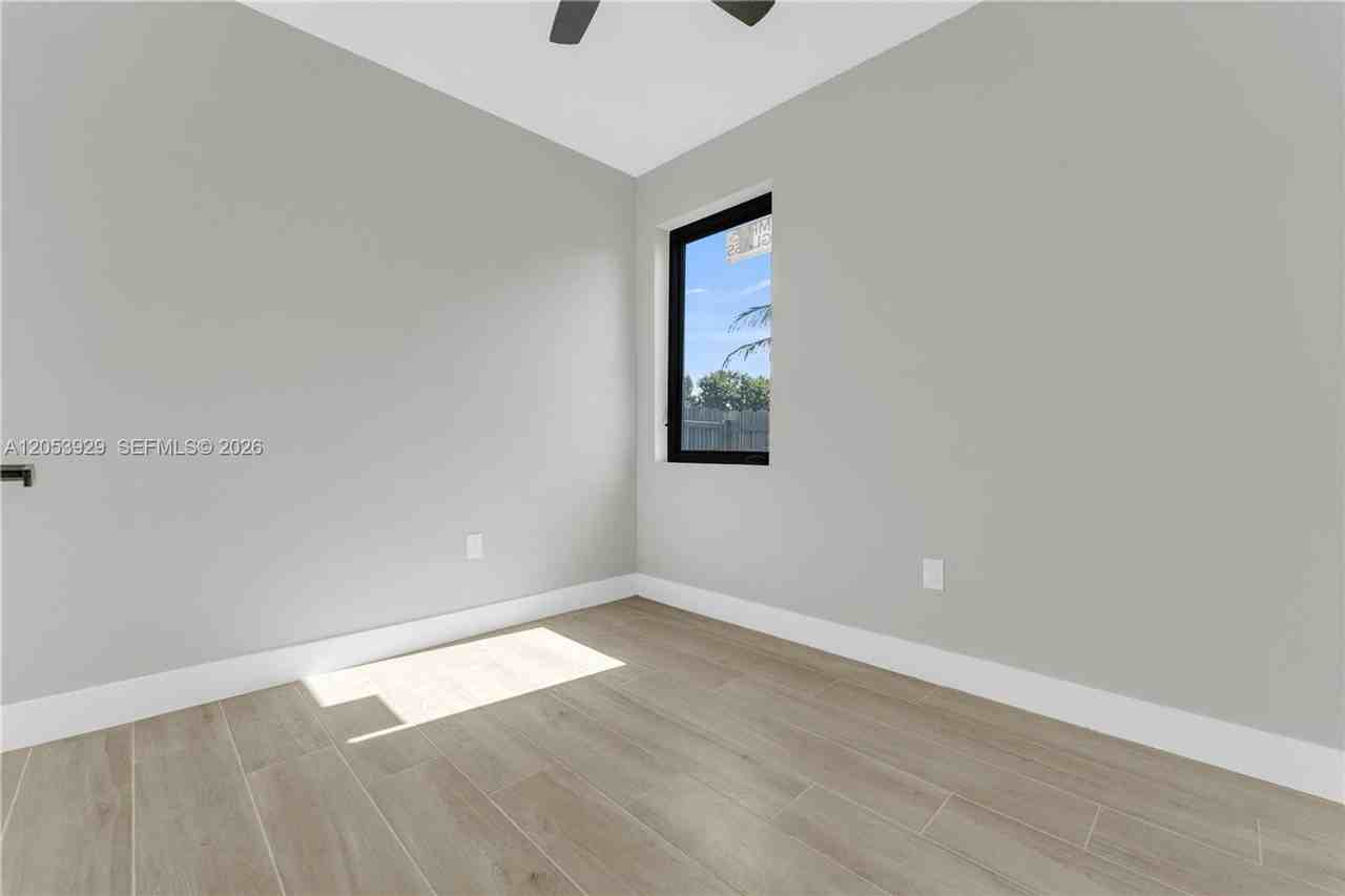 1816 Nw 49th St - Photo 6 of 16
