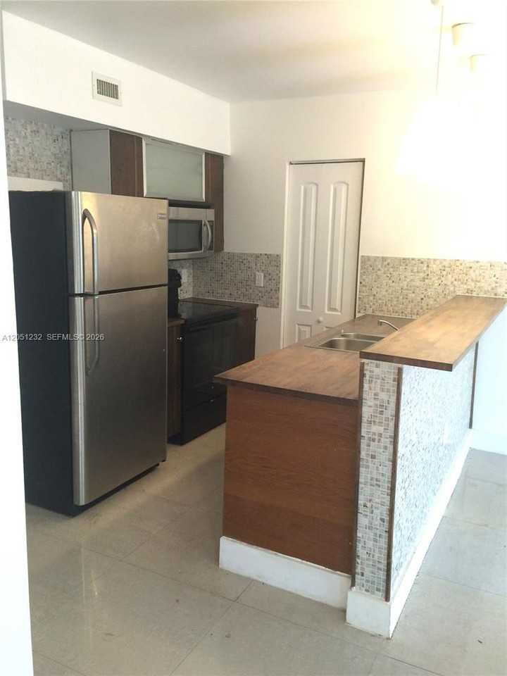 7025 7025 Rue Granville 1 1 - Photo 2 of 10