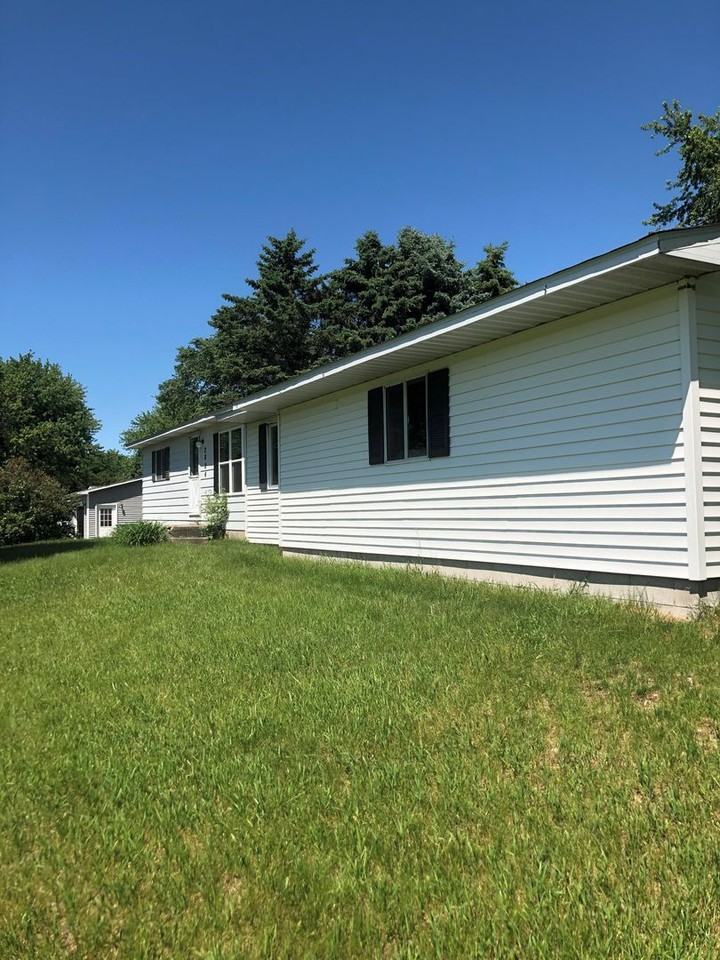 2824 Country Ln - Photo 2 of 17
