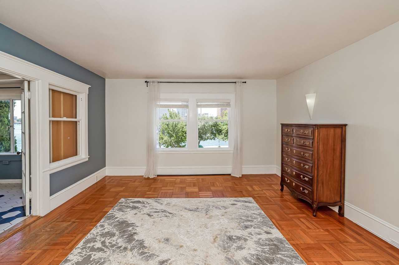 2238 Lakeshore Ave - Photo 7 of 26