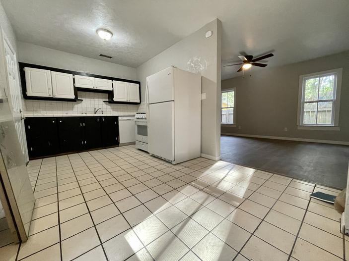 820 Nw 1st Pl #1 - Photo 3 of 9