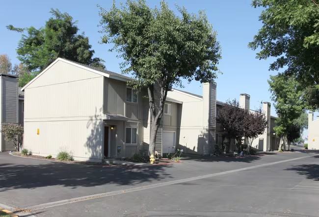 232 N Lemoore Ave - 1Unit 30C #1 - Photo 3 of 11