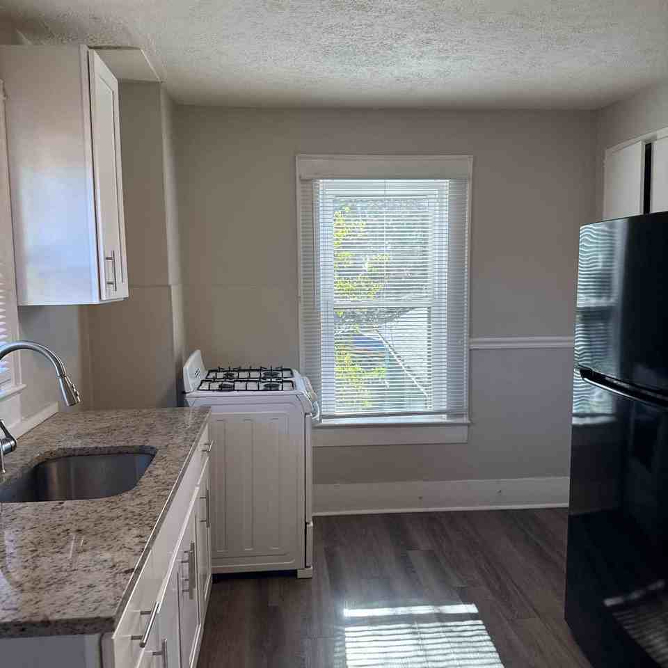501 S Sterling St #B - Photo 3 of 12